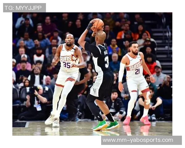 布克手感低迷却助攻频频半场仅得6分4失误展现团队配合